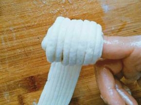 以食指为轴，缠绕着转一周，然后继续缠绕，直至缠完