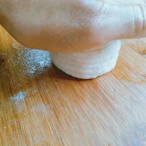 用手掌轻轻压扁，剩余面条全部依法做好。醒发25分钟