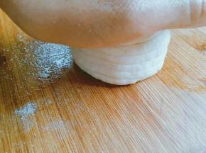 用手掌轻轻压扁，剩余面条全部依法做好。醒发25分钟