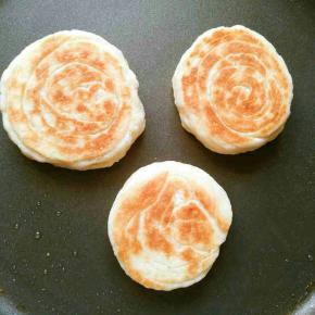 电饼铛预热后，抹少许油，放入饼胚，煎至两面金黄，按压侧面有弹性即可出锅