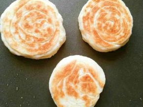 电饼铛预热后，抹少许油，放入饼胚，煎至两面金黄，按压侧面有弹性即可出锅