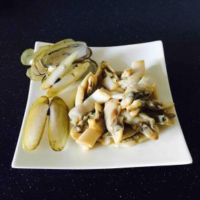 这是剥好的壳和清洗干净的海蛏子肉。