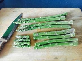 配饰菜芦笋：洗净切8厘米左右的芦笋尖放开水锅里加少许盐少许油焯水，摆盘装饰。（这步可以自由发挥，使用漂亮的蔬菜叶子装饰也不错）