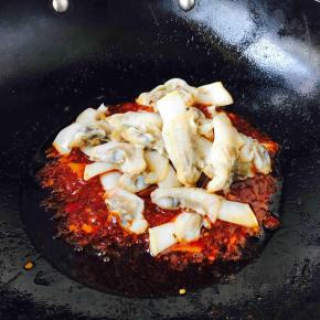 改大火，放入海蛏子肉。