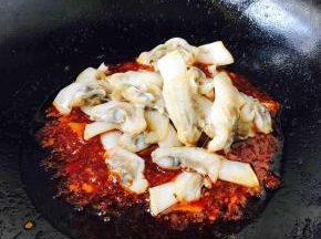 改大火，放入海蛏子肉。