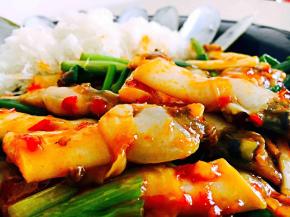 蒜蓉辣酱与蛏子的联手是天衣无缝的，快炒时借助火力入味，为蛏子增加了一丝热辣，提升了肉感的口味，酸爽的银丝也为蛏子增添了色彩和活力，让这道菜的营养更加丰富。