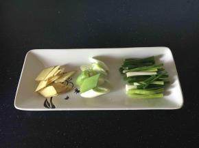 姜切片，葱切3厘米段，小香葱切6厘米段。