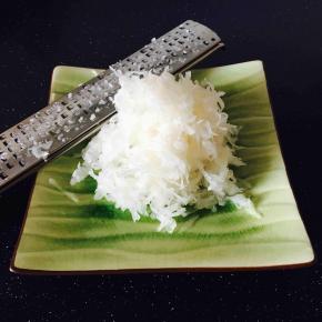 把白萝卜插成丝，放少许盐抓匀静置20多分钟，然后挤出水份，用清水洗一遍，再挤出水份备用。