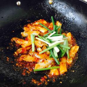 再撒上小香葱段，翻炒两下立刻出锅盛盘。