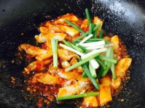 再撒上小香葱段，翻炒两下立刻出锅盛盘。
