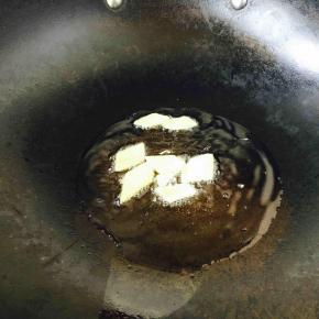 炉灶上置不粘锅，开大火，锅微微热时，倒入30g左右的油，马上放入姜片，当煸出香味时转小火。