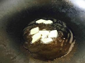 炉灶上置不粘锅，开大火，锅微微热时，倒入30g左右的油，马上放入姜片，当煸出香味时转小火。