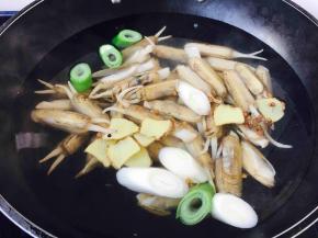 锅里放适量的水，待水开后放入适量的葱段、姜片、花椒，再倒入海蛏子，大火煮开。