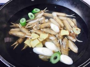锅里放适量的水，待水开后放入适量的葱段、姜片、花椒，再倒入海蛏子，大火煮开。