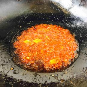 用中小火煸炒出香味