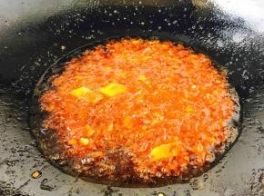 用中小火煸炒出香味