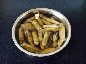 将海蛏子放在一个容器里，倒上水，滴入几滴香油，静置30分钟，让海蛏子吐出泥沙，再仔细清洗干净。