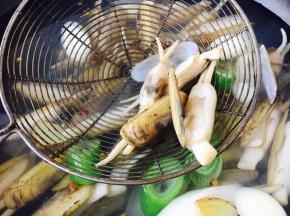 水开后，海蛏子的壳就开开了，这时海蛏子就熟了，立即用笊篱捞出并用凉水过一下凉。