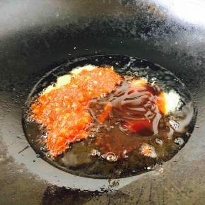 放入蒜蓉辣酱和蚝油