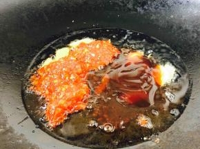 放入蒜蓉辣酱和蚝油