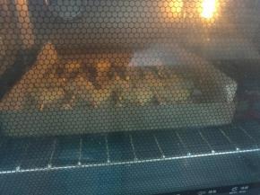 送入预热好的烤箱上下火180度烘烤25分钟至表面金黄即可。