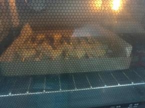 送入预热好的烤箱上下火180度烘烤25分钟至表面金黄即可。