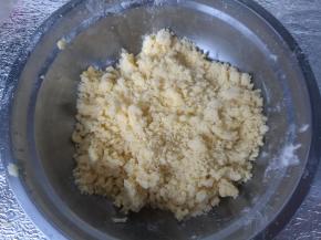 低筋粉放入盆内，加入黄油，用手揉搓成颗粒状。