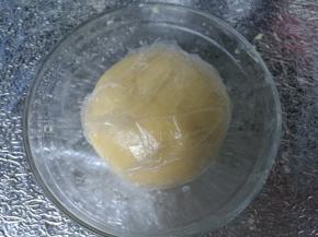 加入糖、盐、水混合均匀，揉成面团。盖保鲜膜静置松弛15分钟后，送入冰箱冷藏半小时。