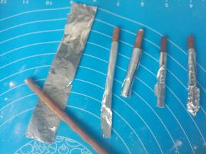 面团冷藏期间制作饼干的小手柄，锡纸分割成小片，包住百醇（防止烤糊），包好后一分为二。