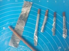 面团冷藏期间制作饼干的小手柄，锡纸分割成小片，包住百醇（防止烤糊），包好后一分为二。