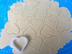 冰箱取出面团，撒少量手粉防粘，擀面杖擀成0.5cm厚圆片，用模具切割成心形。