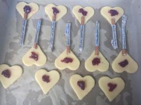 烤箱上下火预热180度。排入烤盘，中间放上蓝莓果酱，做好的百醇手柄放在底部中心位置，用手轻轻按压一下。