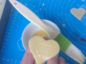 另一片周围刷上蛋液，两片粘合在一起。