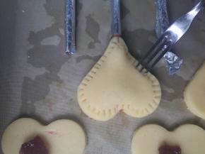 用小叉子在饼干周围压上好看的花边。