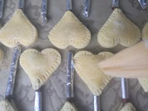 最后在表面刷上剩余的蛋液，撒上白砂糖。