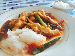 值得一提的是白萝卜丝蘸汤汁的味道很棒哦，因为它吸足了海鲜和酱料的味道，你要是吃了也会对白萝卜丝刮目相看的。