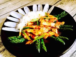把炒好的海蛏子肉盛入摆好的盘子中即可享用啦。