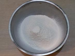 面粉、泡打粉、糖混合过筛。