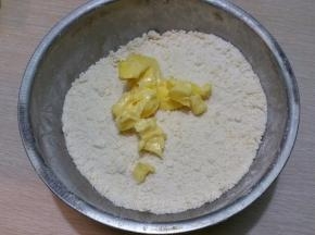 黄油切小丁，放面里搓成屑状
