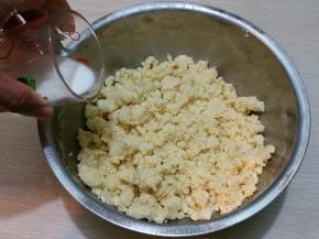 一点点加入牛奶，拌到无干粉状，捏成团即可