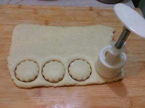 用模具压出型。