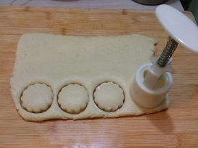 用模具压出型。