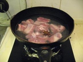 锅中倒入清水，下入排骨，。