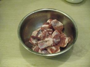 首先将排骨砍成块洗干净