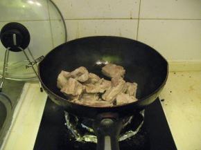 倒入排骨翻炒，，、老抽，倒入可乐，与排骨相平为宜