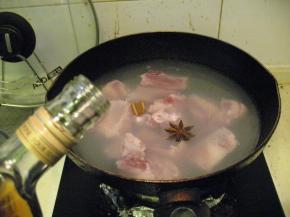 加少量料酒，焯出血水后，将排骨捞入凉水中洗净