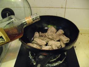 待排骨炒干水份后淋入适量料酒