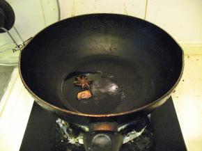 锅中加入油，然后加入桂皮