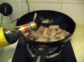 加入老抽翻炒