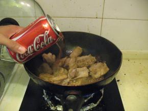 倒入可乐，与排骨相平为宜